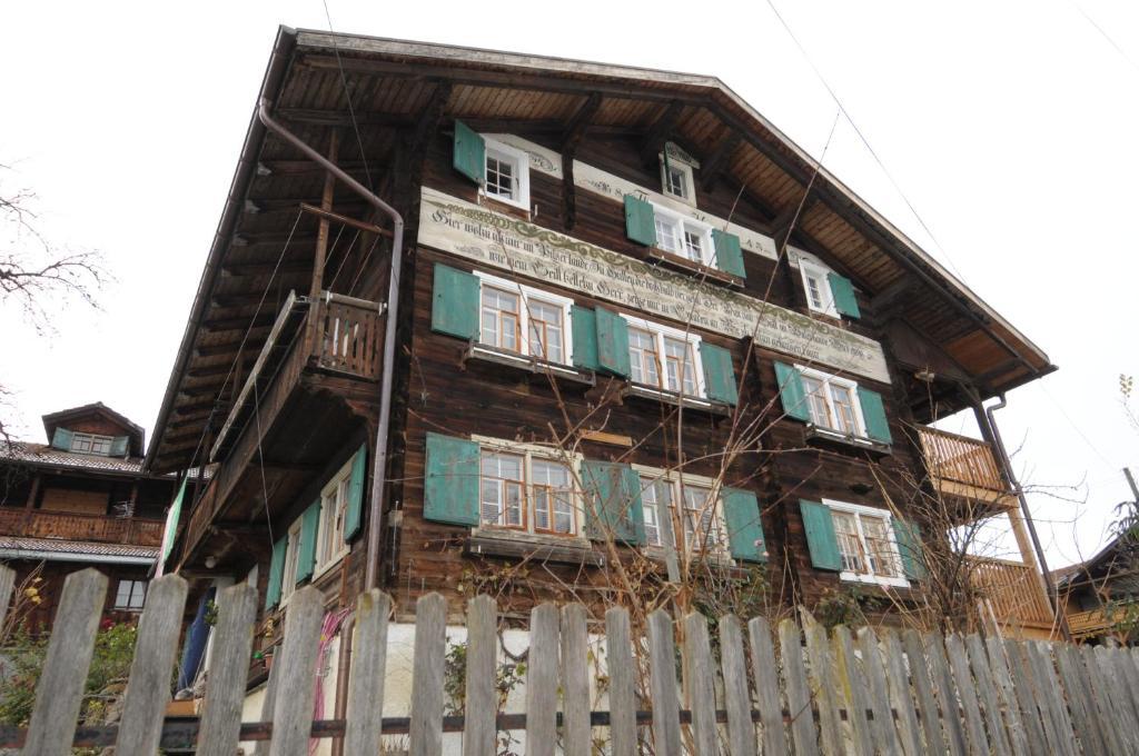 豪斯托格吉娜兹住宿加早餐酒店 Jenaz 外观 照片